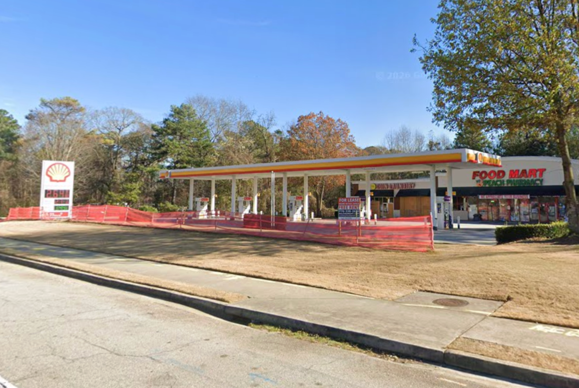 Homer Wright Sentenced to 20 Years for Shooting Jquante Lenon Over a Dollar at Lithonia Gas Station: What Are the Legal Rights for the Victim? — Exterior view of a Shell gas station and Food Mart in Lithonia, Georgia, along Hillandale Drive.