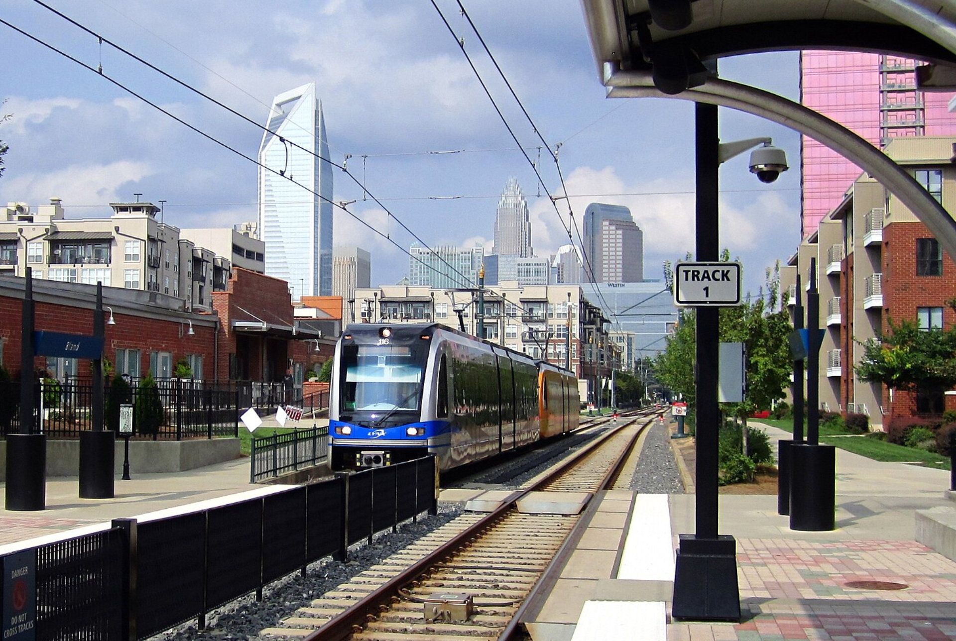 Charlotte's CATS LYNX light-rail system, featured in a wrongful-death lawsuit raising questions about transit security and alleged negligent security. Photo by Prasit Frazee / Wikimedia Commons, CC BY-SA 3.0.