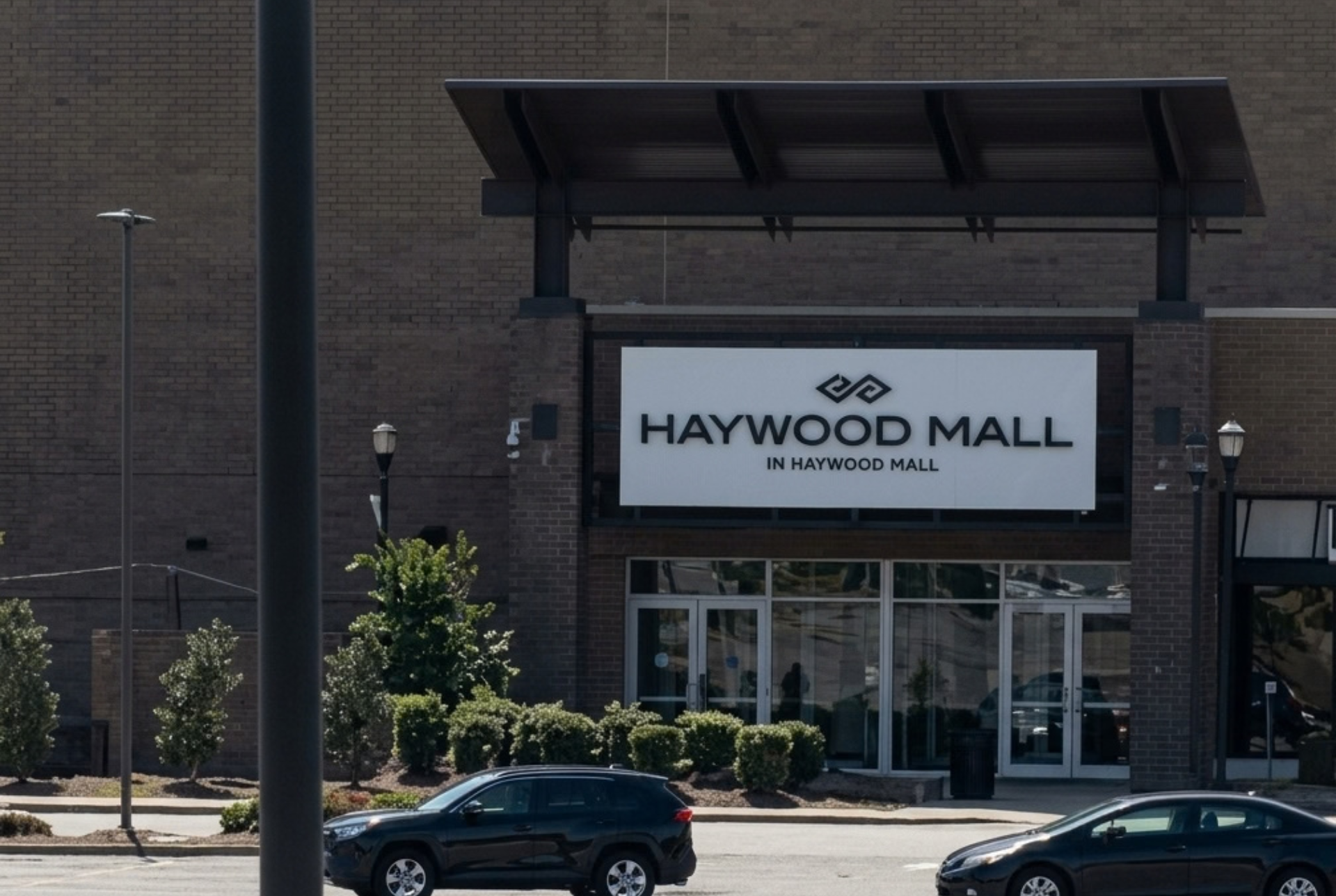 Exterior view of the main entrance and parking lot at Haywood Mall in Greenville, South Carolina, following a shooting in the parking garage where one person was injured. Photo credit: Saberclaw86 / Wikimedia Commons.